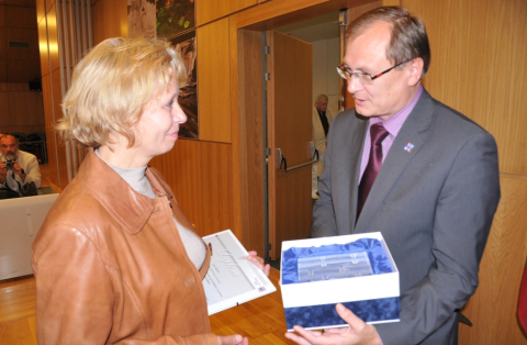 Náměstek hejtmana R. Cikl předsal Cenu Junior matce vítězného studenta Jana Šebka.